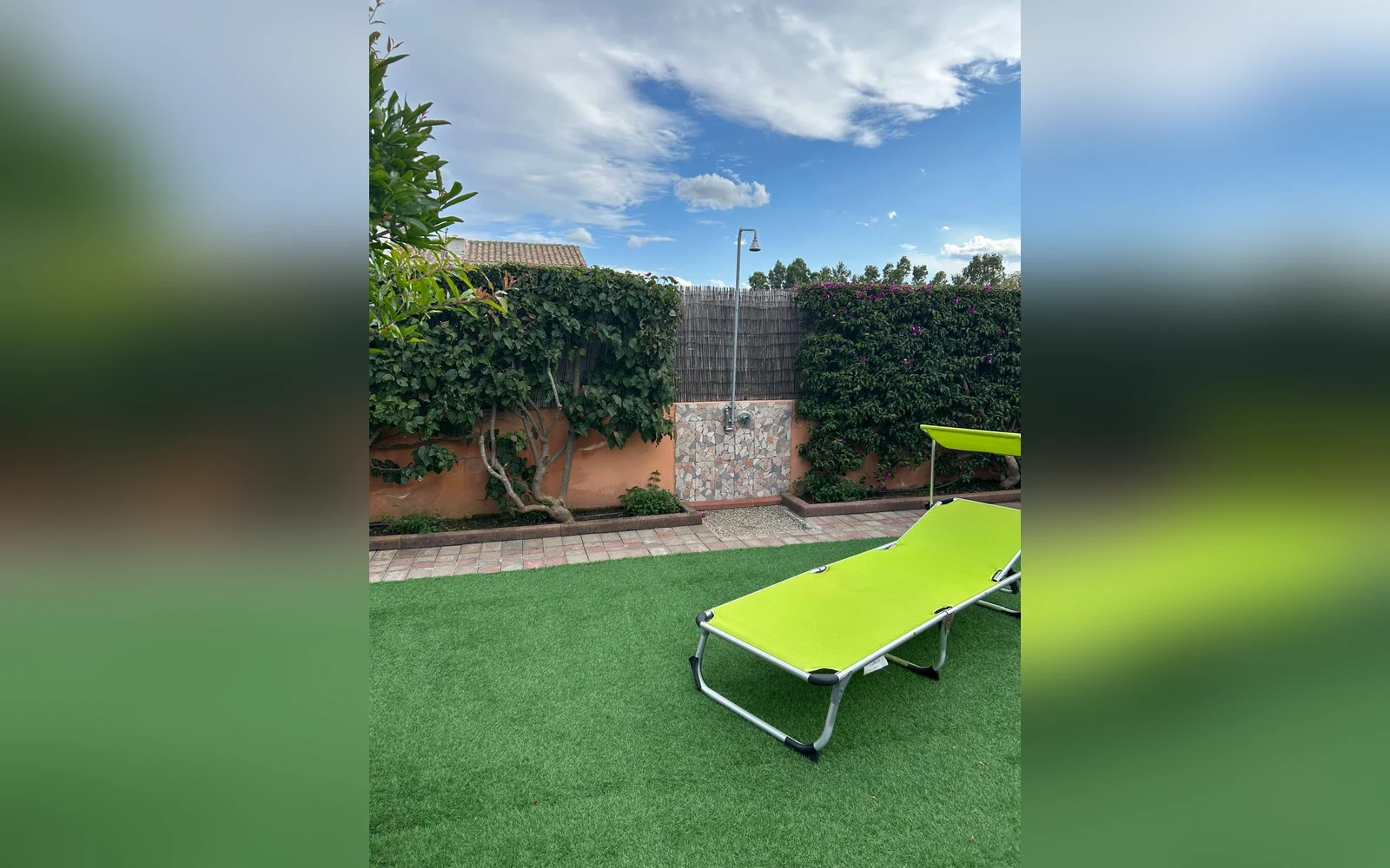Giardino della Villetta Laura con lettini prendisole — Case Vacanze Arbatax, Arbatax (Sardegna) (foto 57)